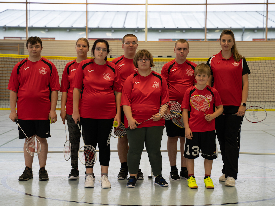 Trainerin Saskia Bräuer mit der Schulmannschaft im Oktober 2021. Die Teilnehmer tragen ein rotes T-Shirt und eine schwarze Hose. Rot und schwarz sind die Farben unseres Vereins BRSV.