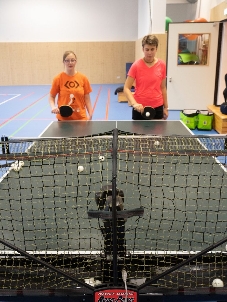 Das Training mit dem Tischtennisroboter ermöglicht es auch Bälle wechselseitig zwei Spielern zu zuspielen.