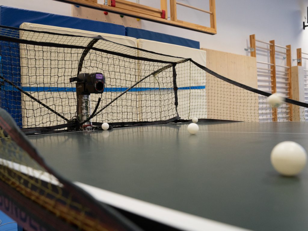 Der Tischtennisroboter ermöglicht es zum Beispiel den Ball zielgenau auf eine bestimmte Stelle der Tischtennisplatte zu spielen. So kann der Spieler seine Schlägerhaltung üben oder korrigieren.